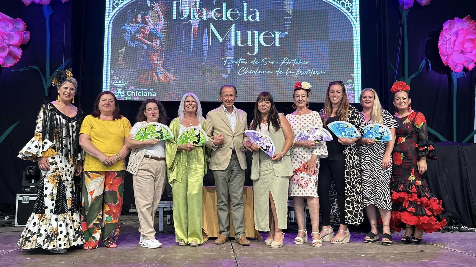 El alcalde presidió el acto de reconocimiento a seis mujeres de la ciudad.