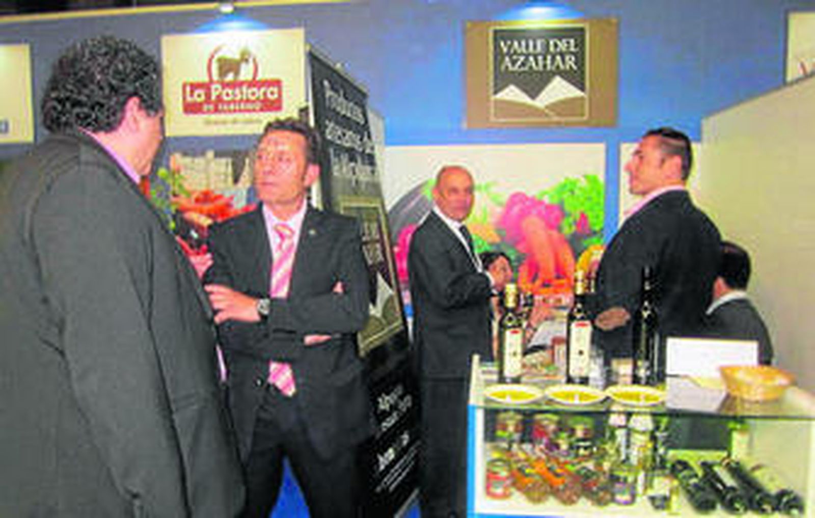 El comercial de Castillo de Tabernas atiende a un visitante.