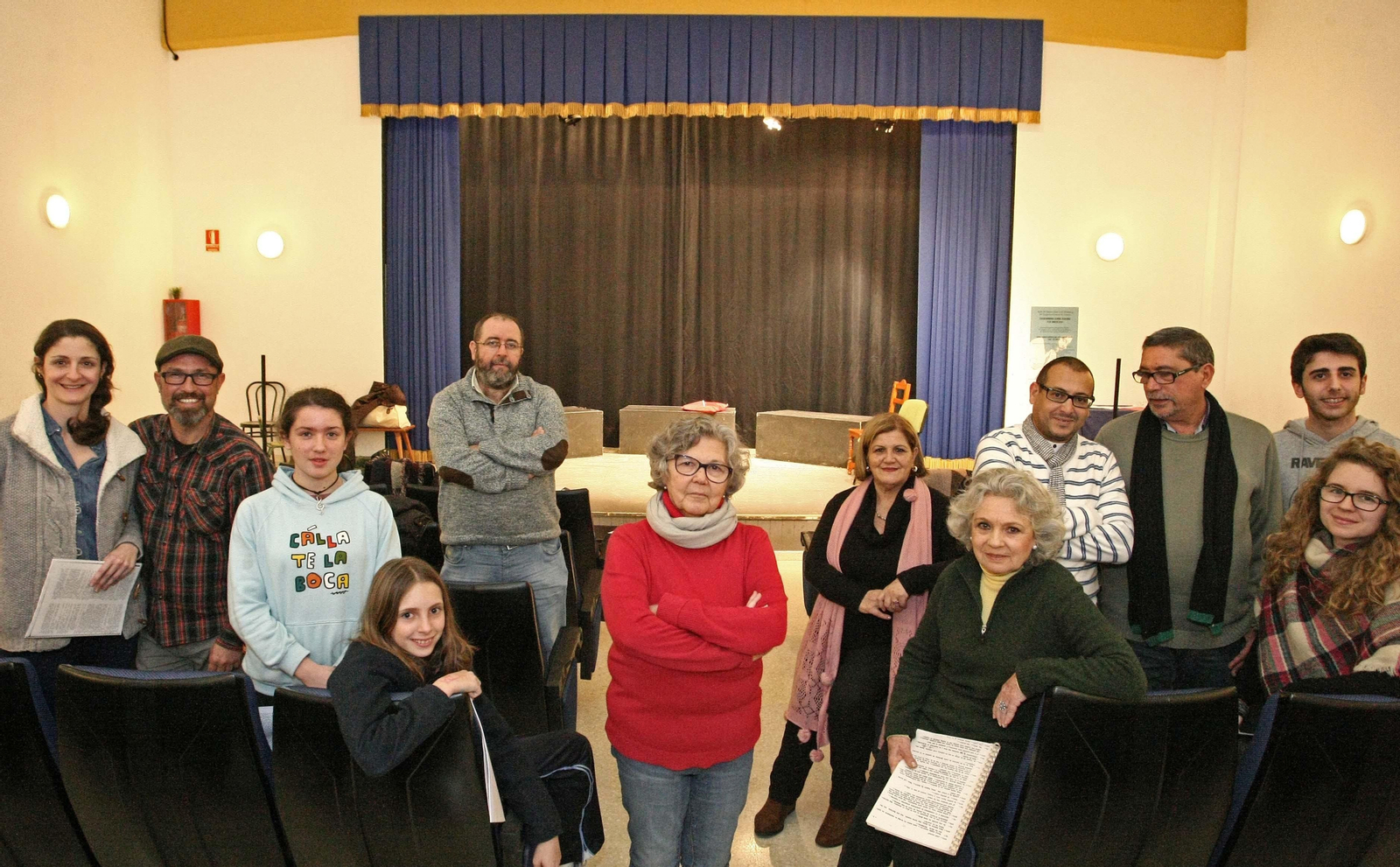 María Eugenia Ferrera de Castro, directora del Aula de Teatro, junto al alumnado en la Sánchez-Verdú, ayer por la tarde.