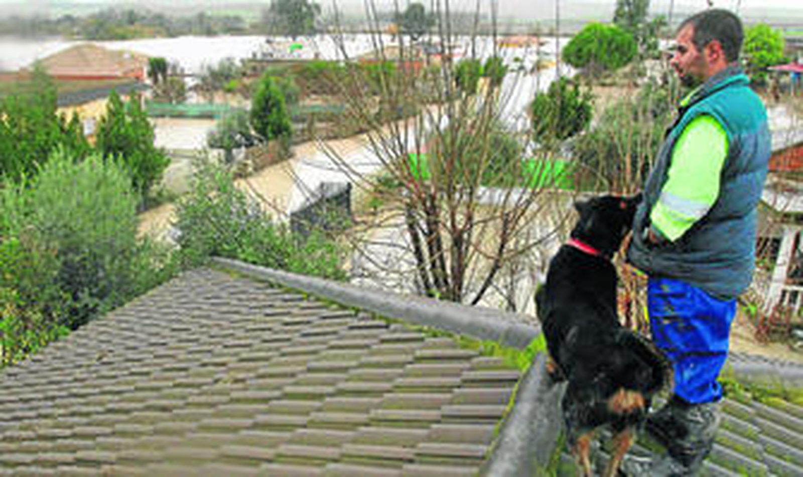 Un vecino mira desde el tejado de la vivienda la zona de Guadalvalle más afectada por la riada.