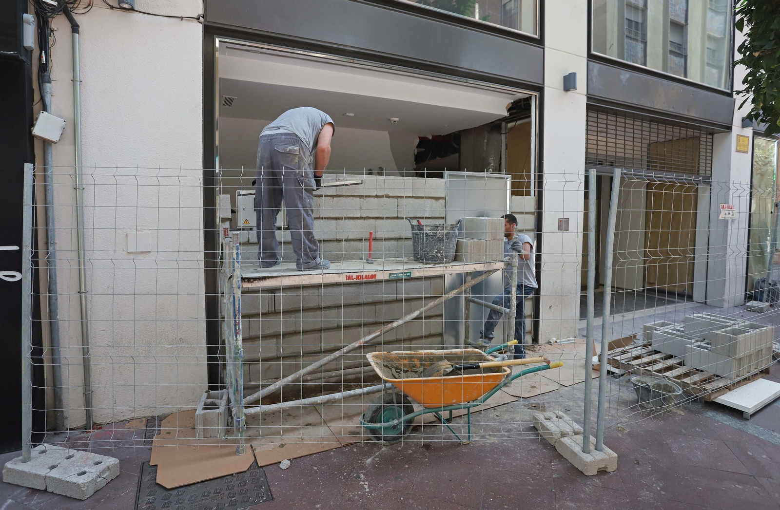 Obras en el antiguo local de Zara en la calle Ancha de Algeciras.