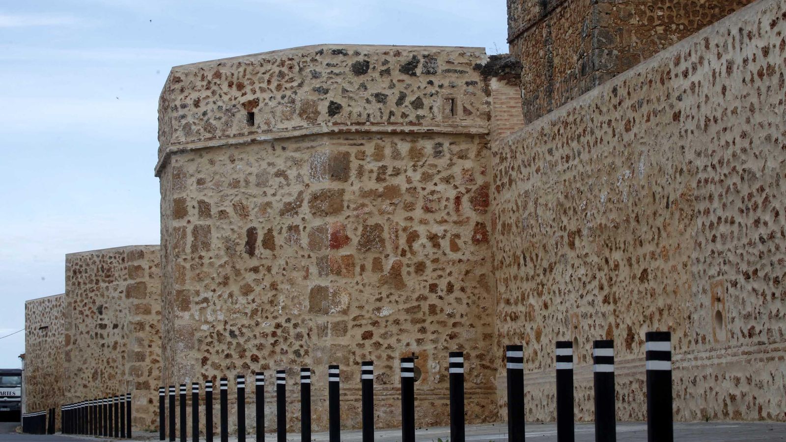 Algunas de las torres de la barbacana, recién restauradas