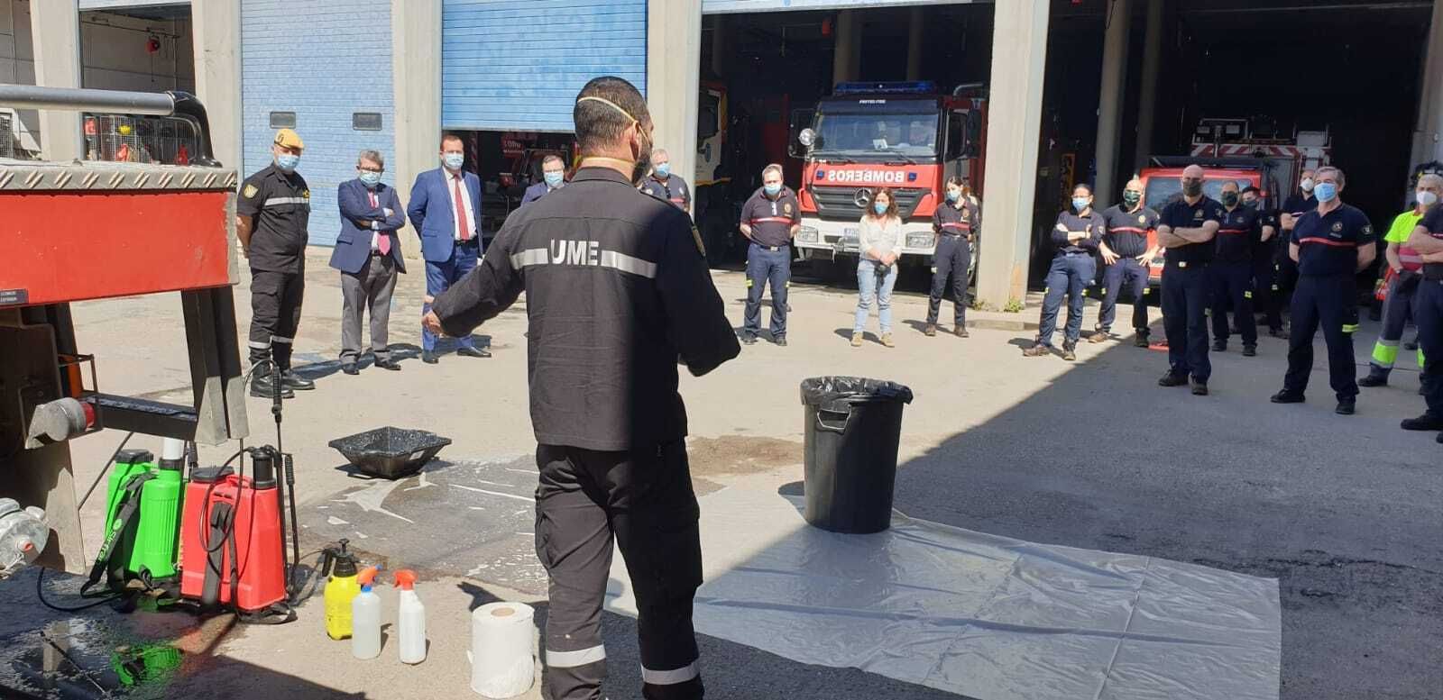 Coronavirus en Sevilla: La UME imparte formación a los Bomberos para ampliar su capacidad ante el Covid-19
