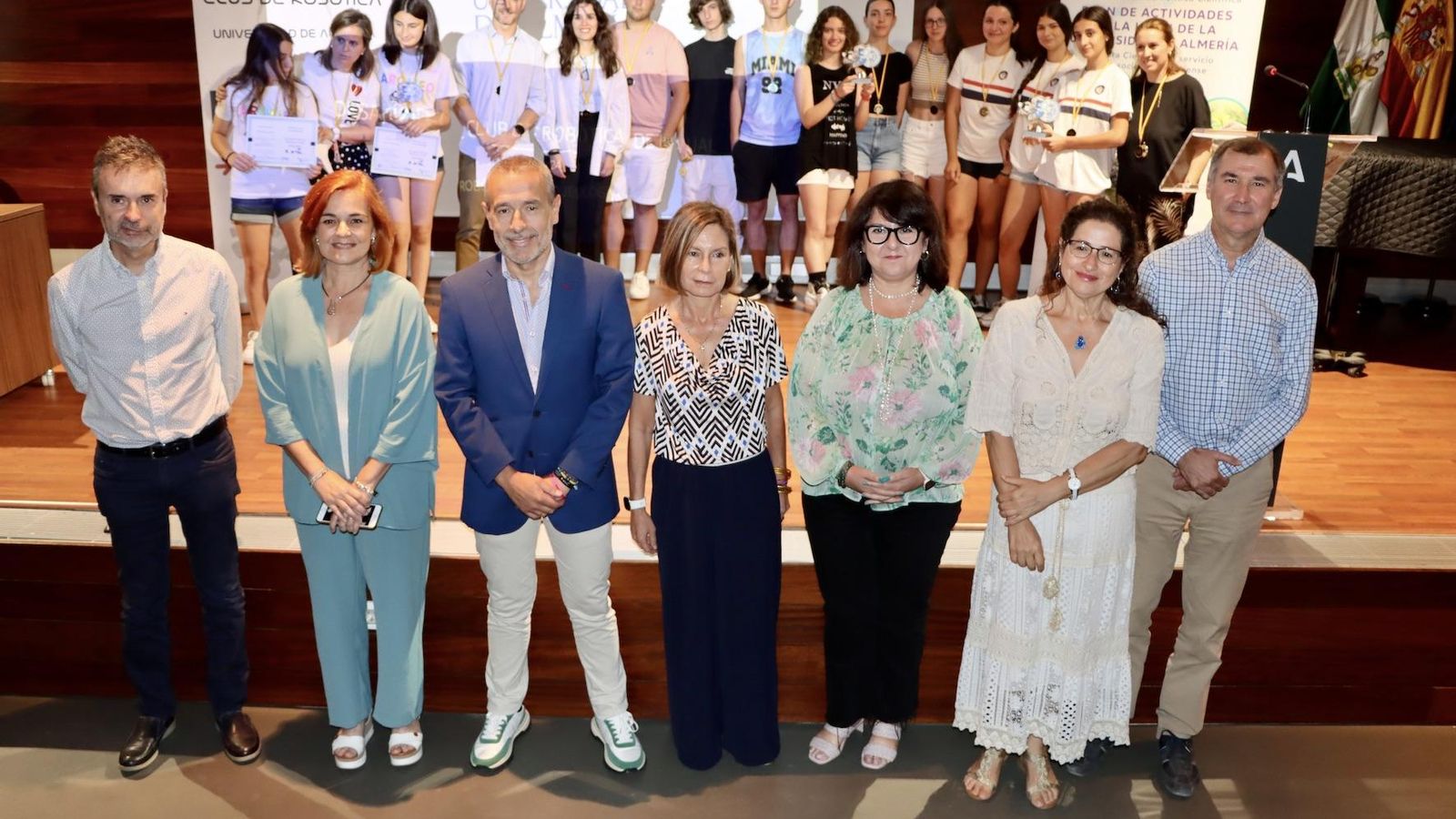 Foto de familia de todos los estudiantes premiados junto a la vicerrectora, Encarna Carmona, la directora del Museo, Tania Fábrega, y la directora de la Escuela Superior de Ingeniería, Rosa Ayala, y miembros del jurado.