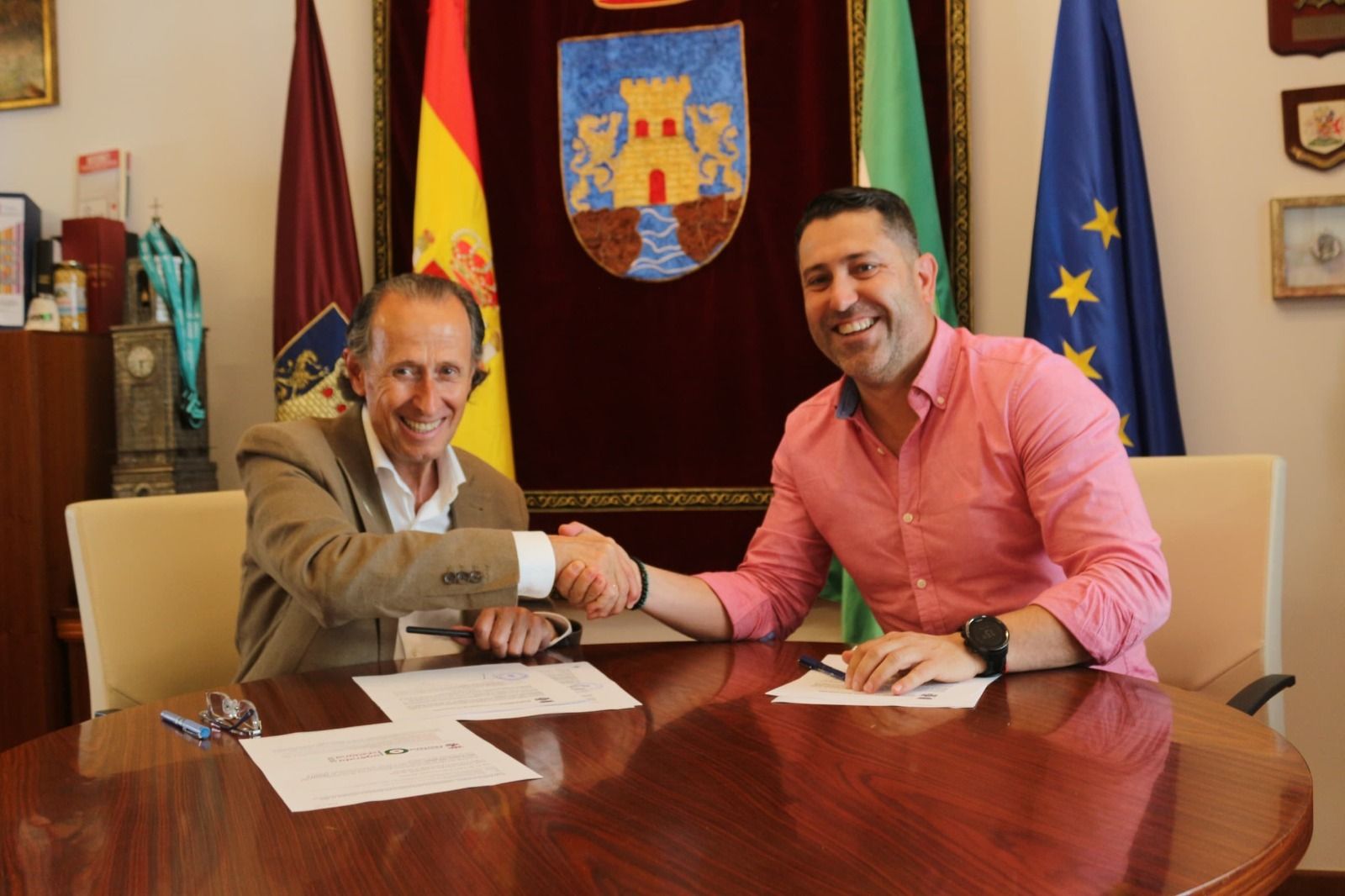 El alcalde y el presidente del club.