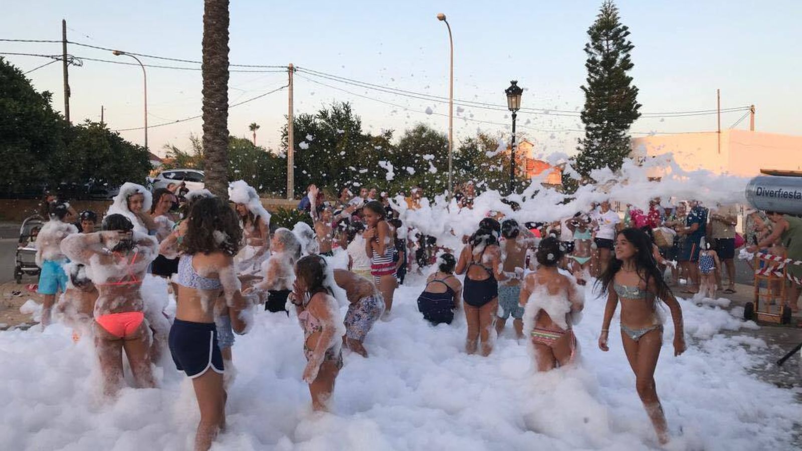 La Fiesta de la Espuma y Chiquipark llenaron de diversión los núcleos de población.