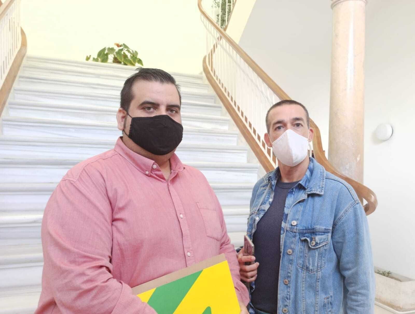 José Manuel Caballero, junto al concejal David Calleja.