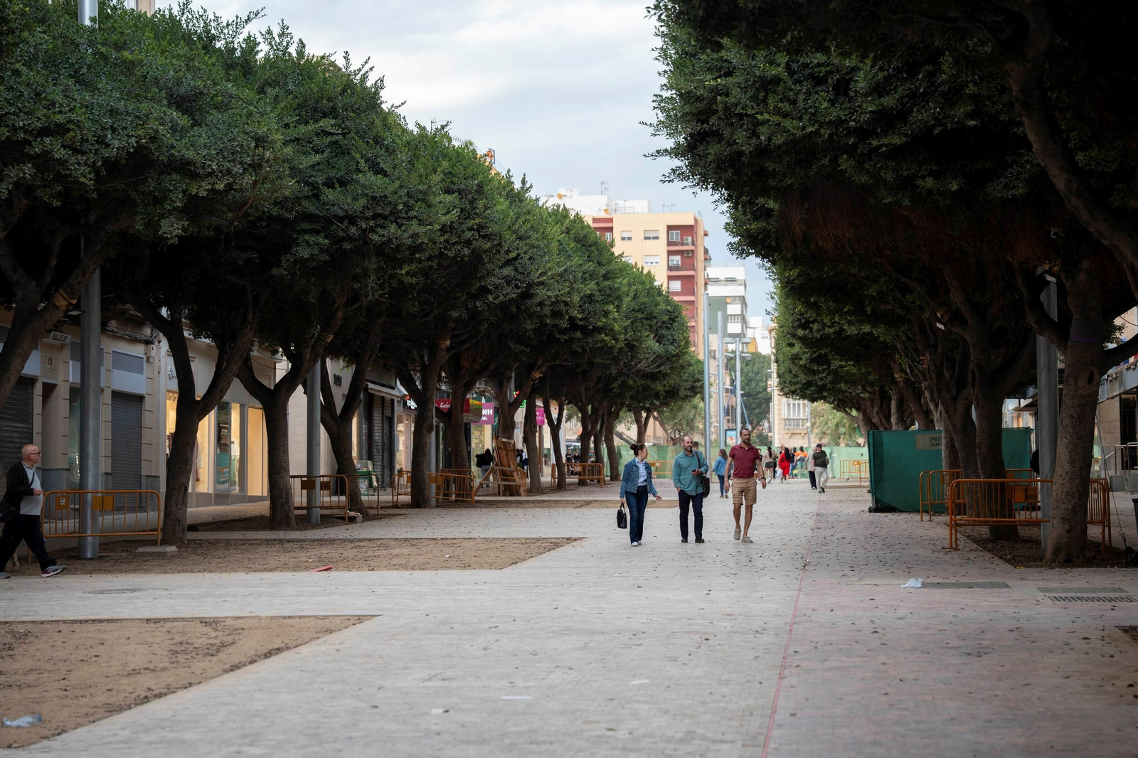 Uno de los tramos abiertos a la circulación peatonal al haber concluido los trabajos de adoquinado.