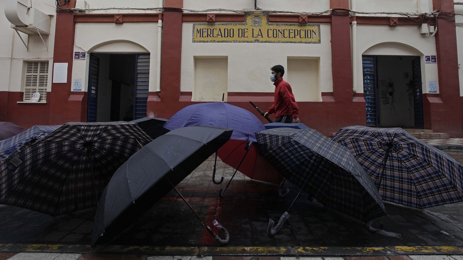 Un puesto de paraguas, en el Mercado de La Línea.