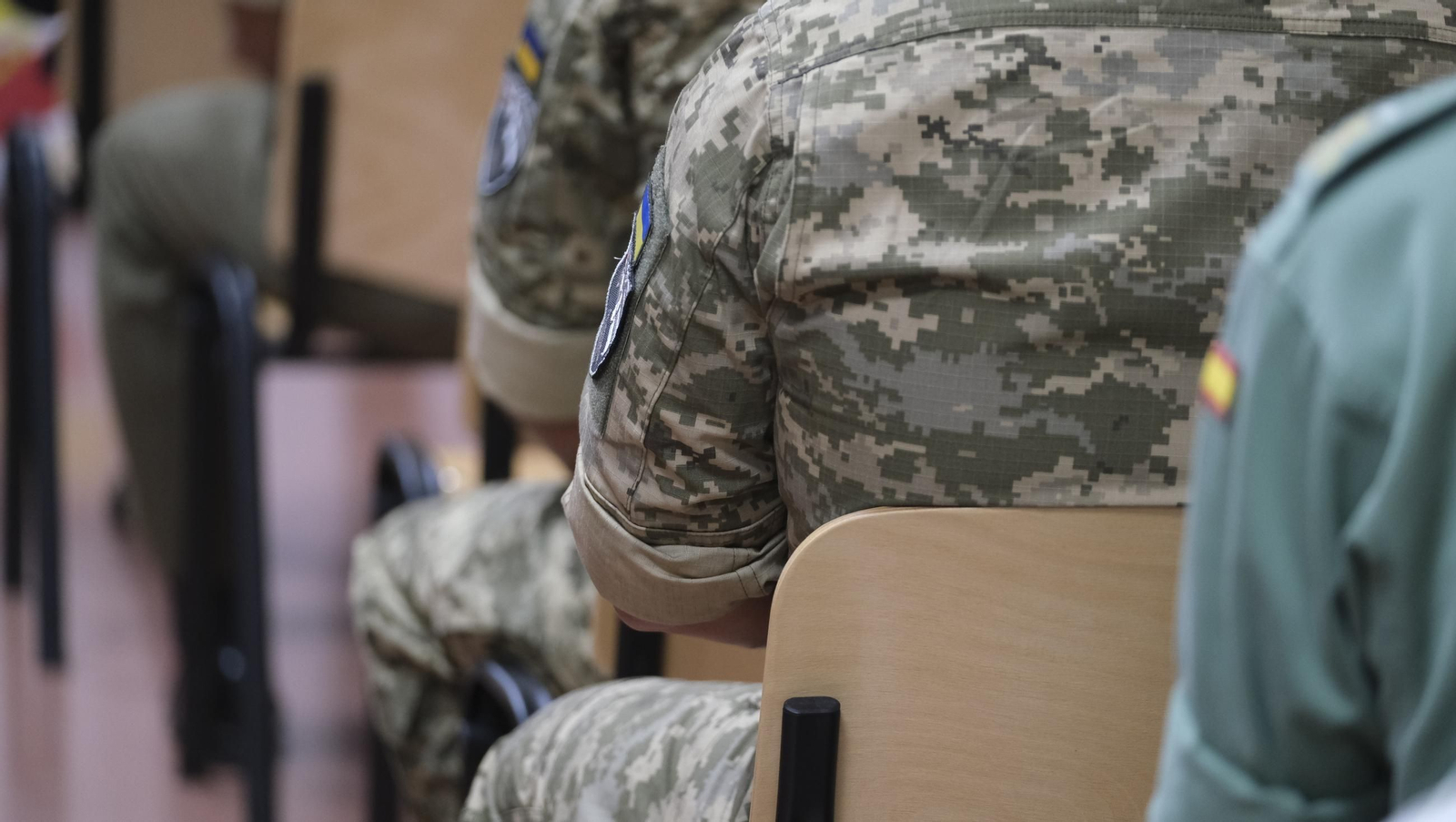 La Ministra de Defensa, Margarita Robles, visita la Base de La Legión en Viator, en imágenes