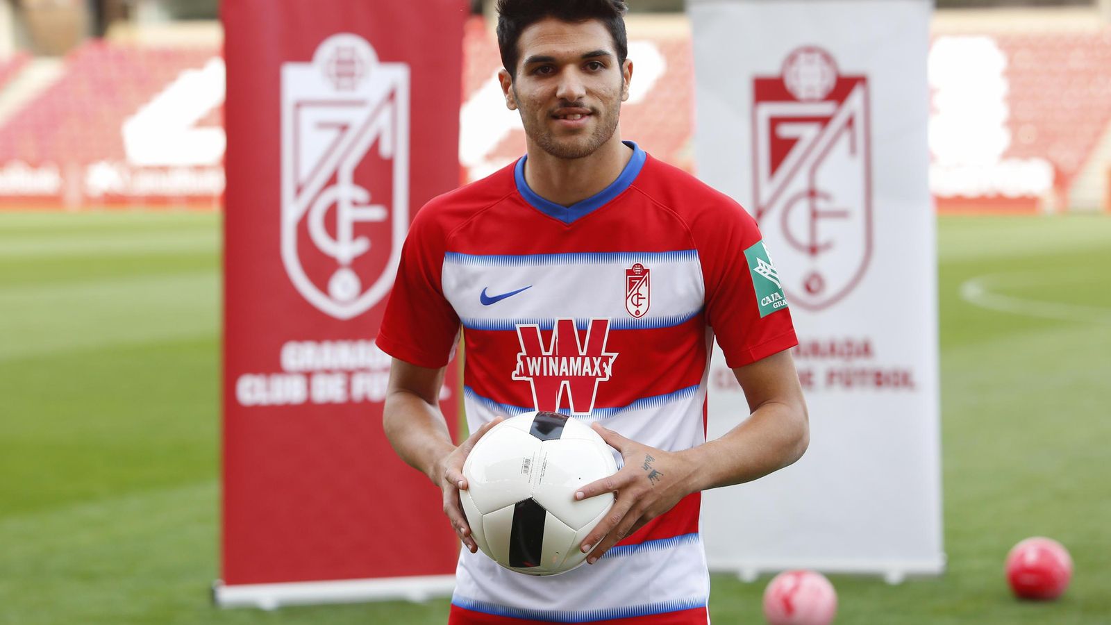 Antoñín durante su presentación como futbolista del Granada CF.