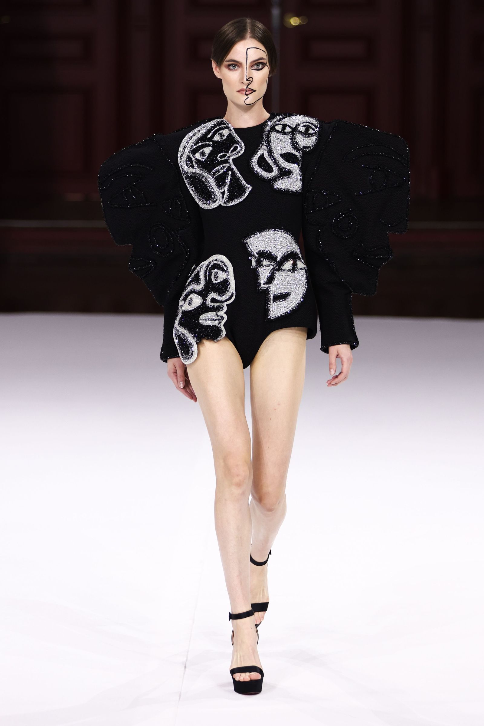 El desfile de la colección 'Fieras' de Juana Martín en París, en imágenes