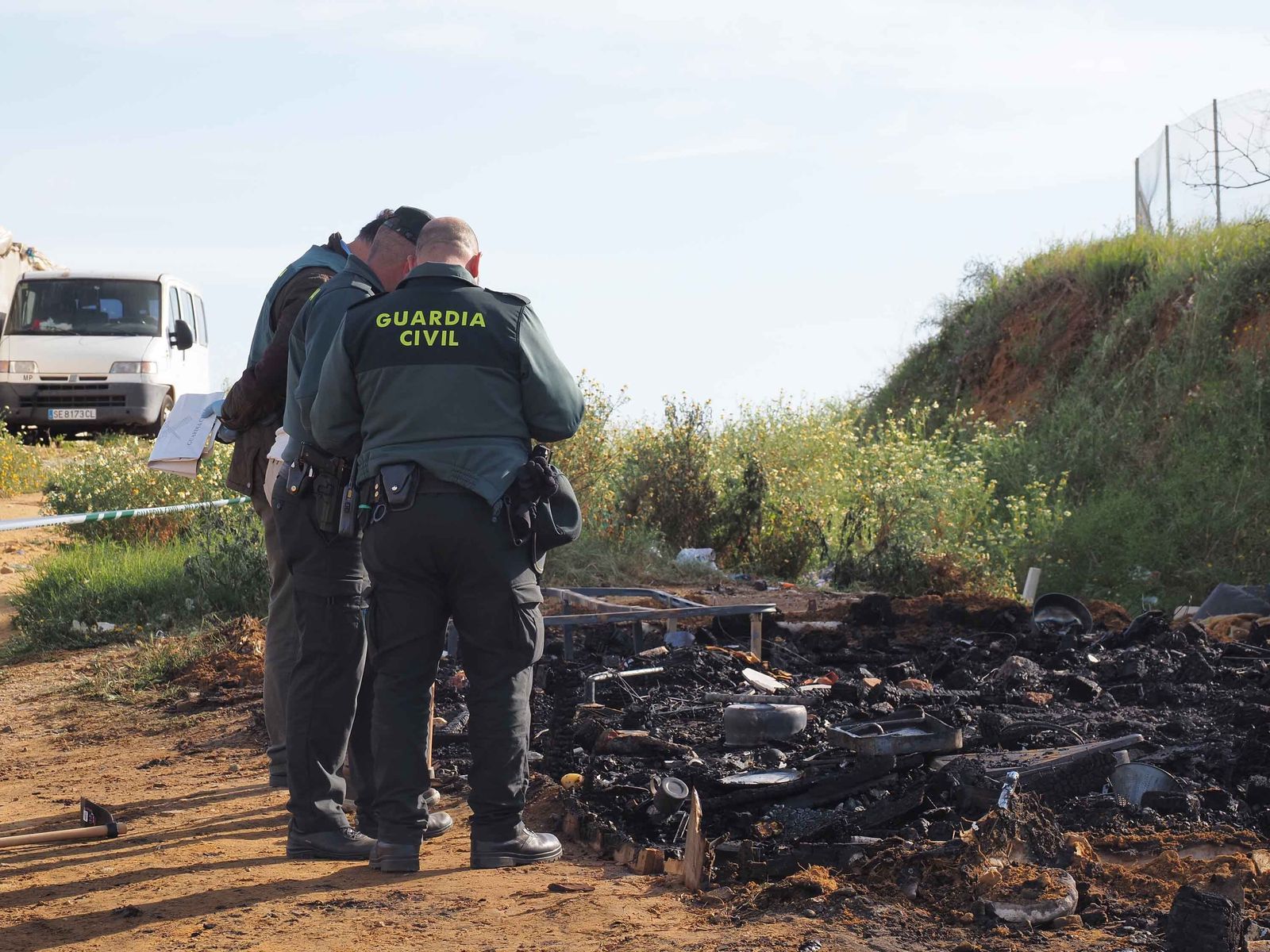 Imágenes del incendio que costó la vida a una persona en una chabola en Lepe
