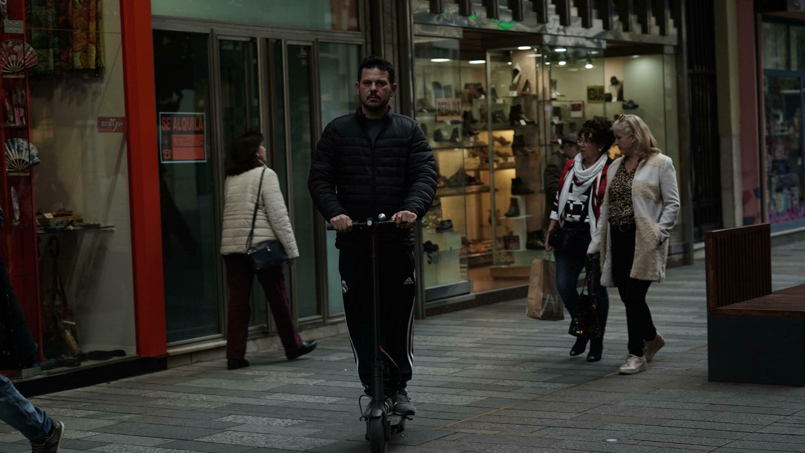 Un hombre circula en patinete por la calle Cruz Conde.
