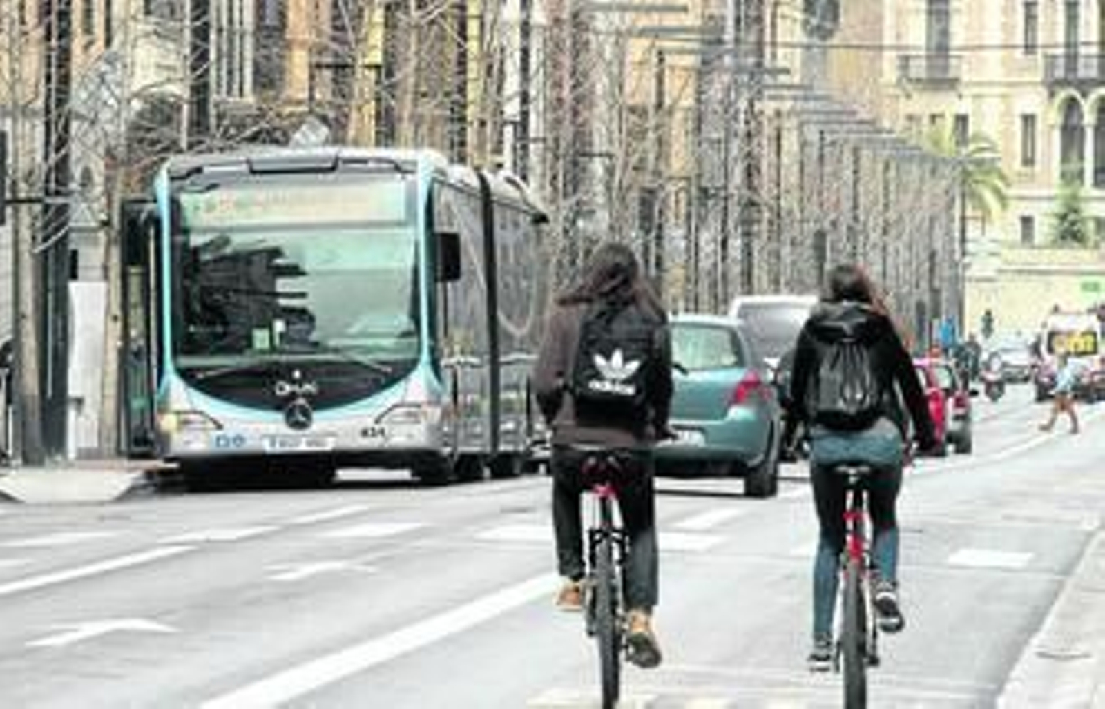 El alcalde de Granada se comprometió en campaña electoral a alargar el recorrido de la LAC hasta la Estación de Autobuses y el PTS. El alcalde de Granada se comprometió en campaña electoral a alargar el recorrido de la LAC hasta la Estación de Autobuses y el PTS.