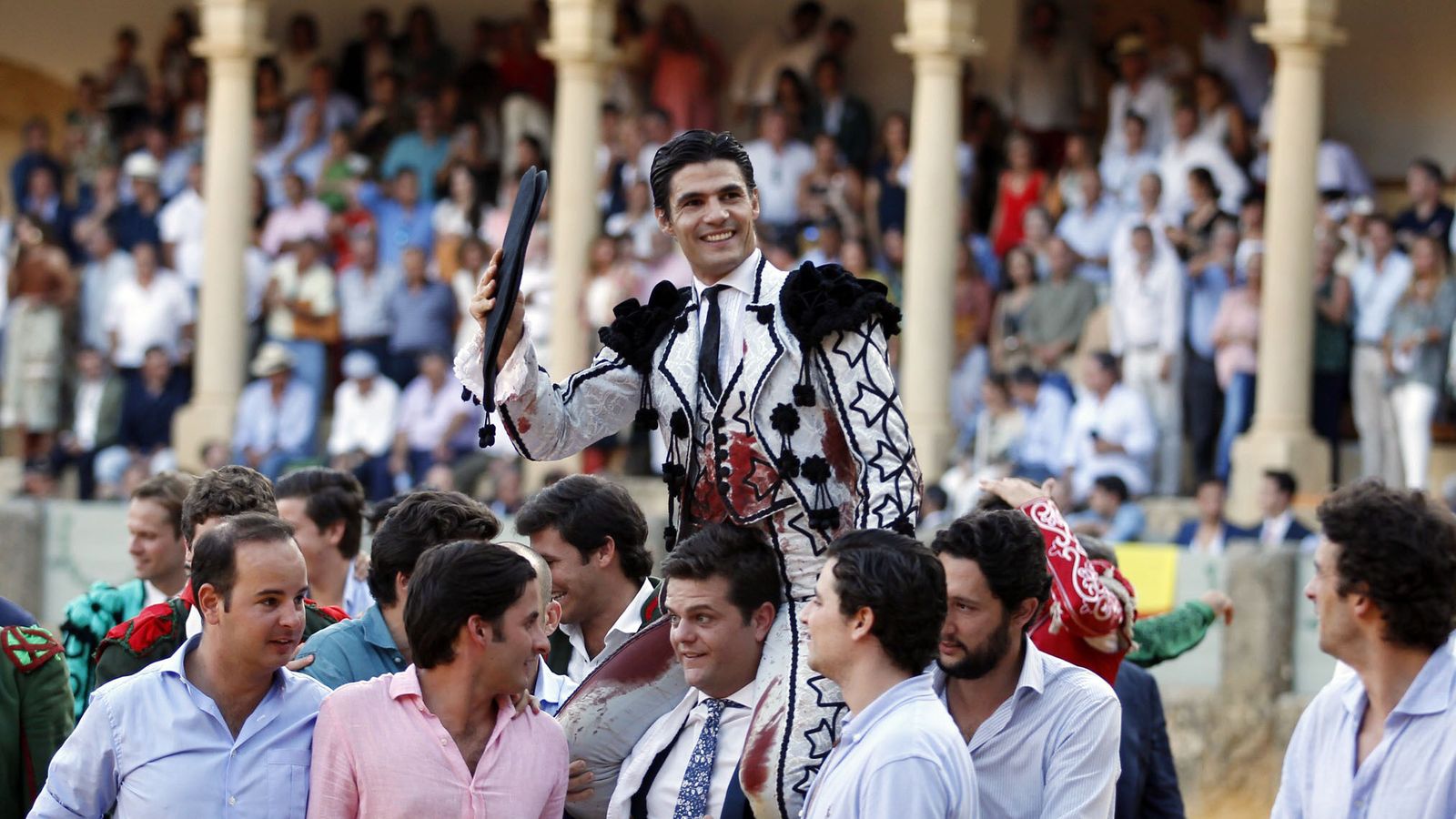 Pablo Aguado sale a hombros de la plaza.