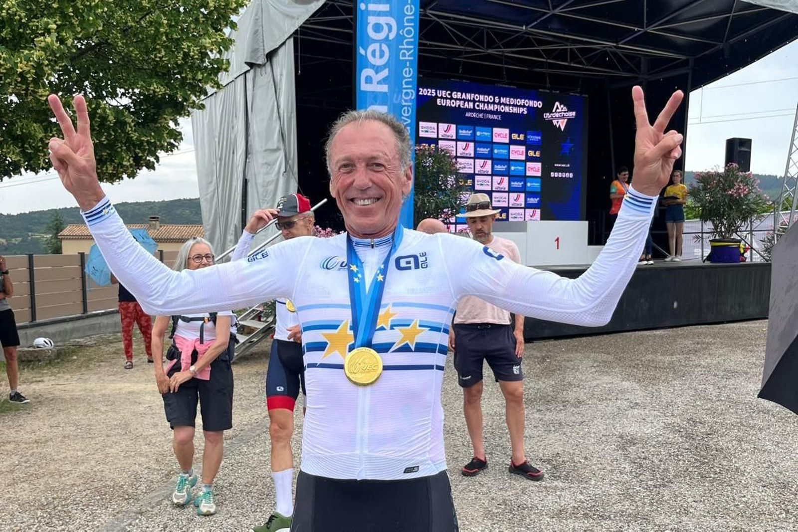 Mario Fernández posa con su medalla de oro.