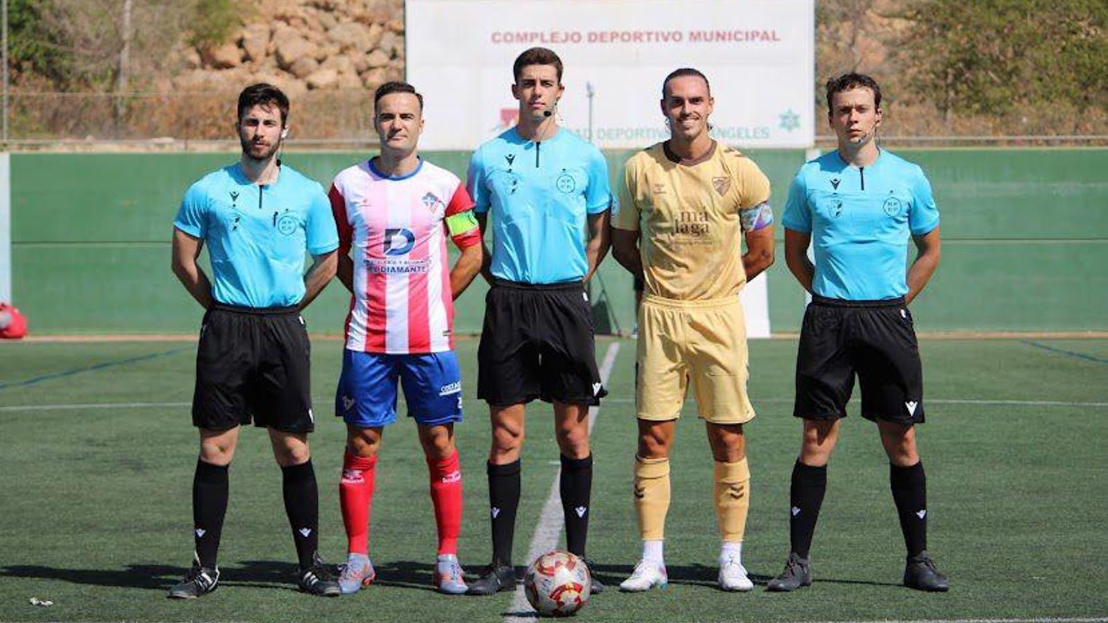Javier Gómez Liébana, junto a sus asistentes y los capitanes de Poli Almería y Atlético Malagueño.