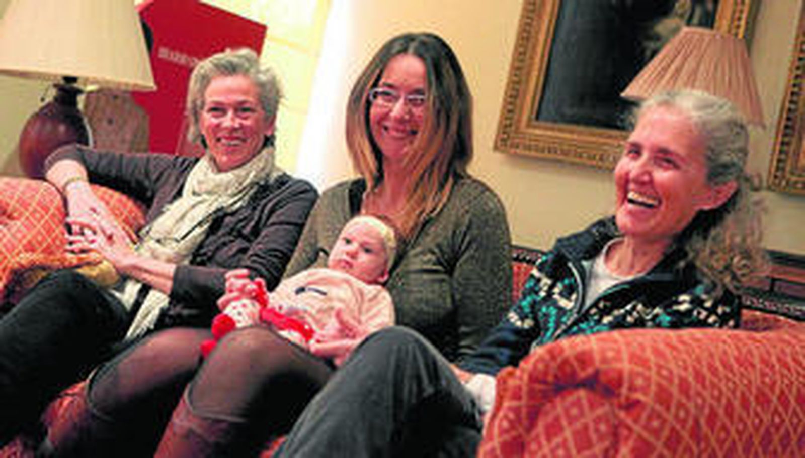 De izquierda a derecha, Rosa Girón Zambonino, Aroa Vaello Robledo con su hija de dos meses y Concha Gamundi, todas ellas matronas.