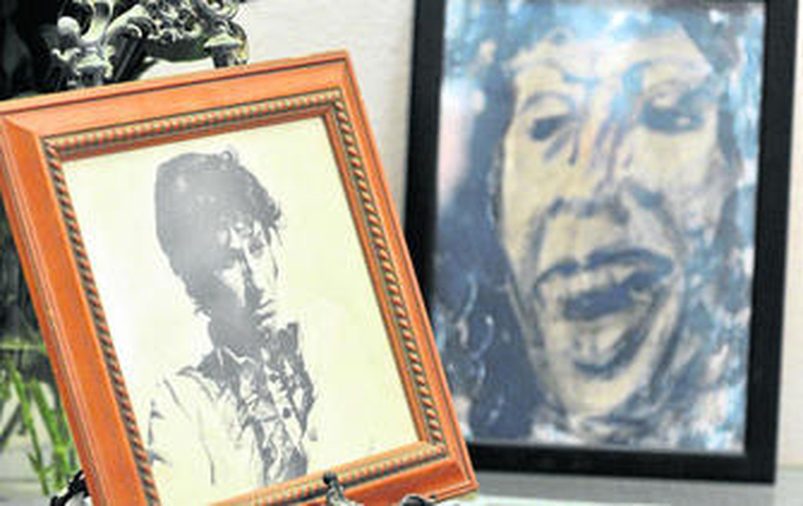 Fotografía de Mario Maya y detrás, un retrato de Camarón del pintor Patricio Hidalgo, que forma parte de una serie dedicada a grandes artistas.