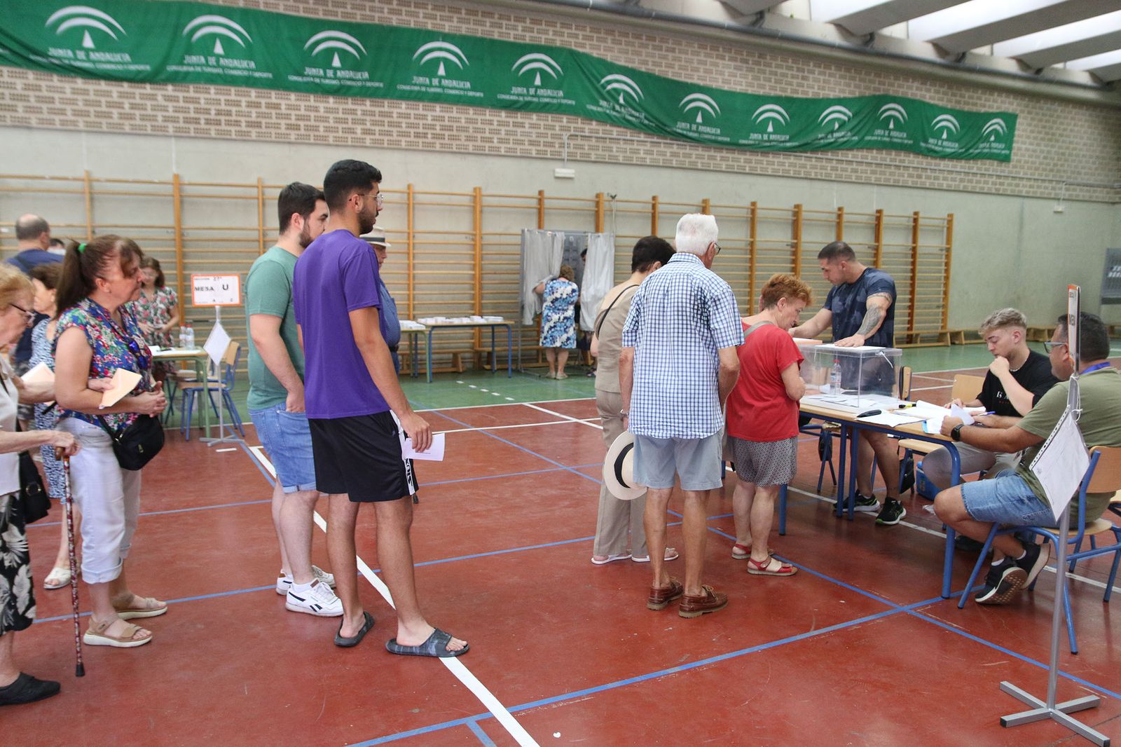 Almería hace cola para votar en las elecciones generales del 23J