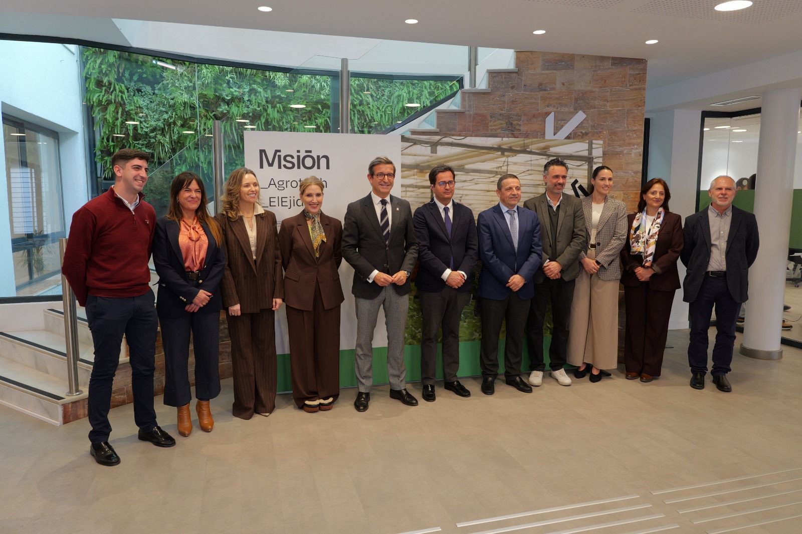 El consejero Jorge Paradela con el equipo de gobierno de El Ejido.