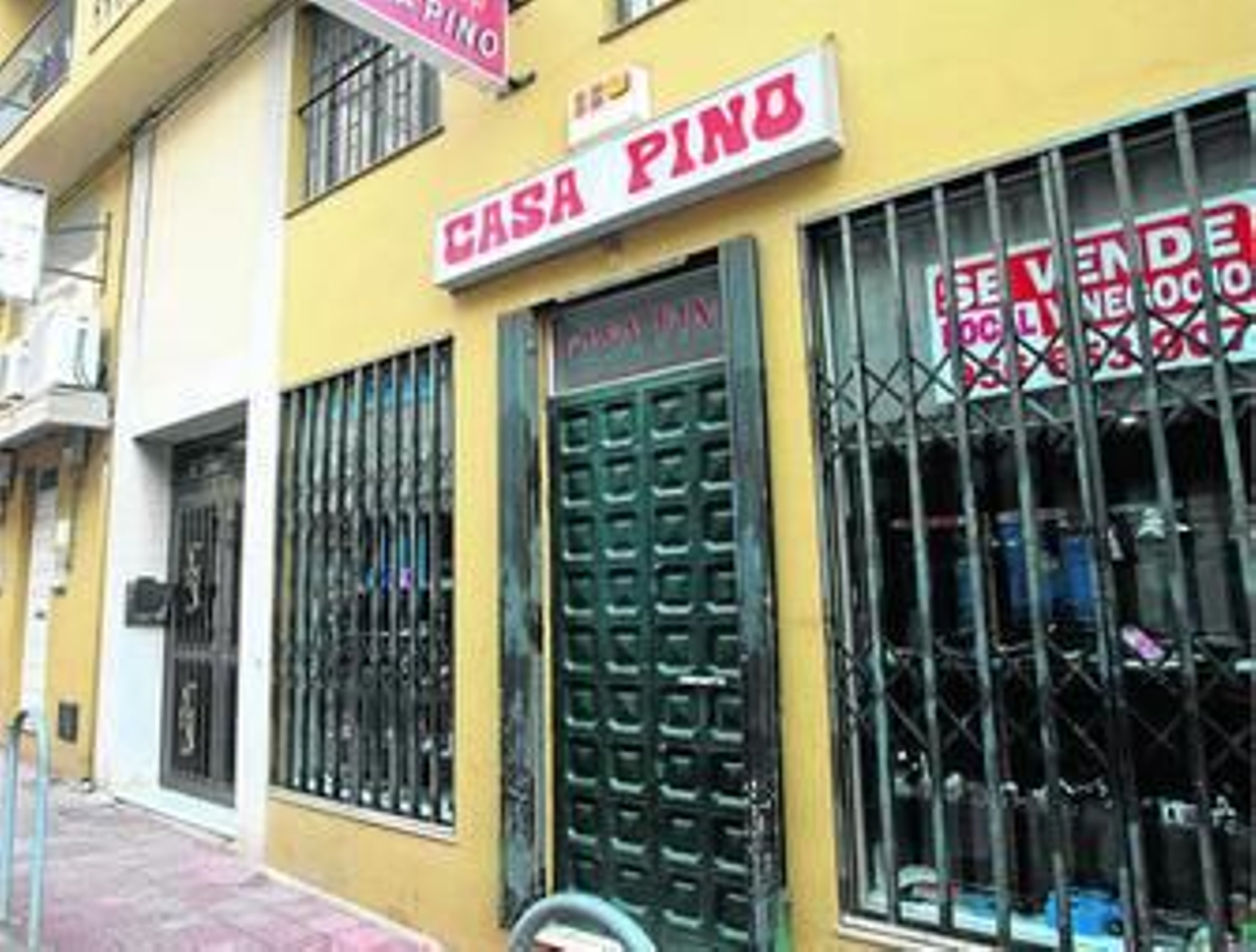 El cartel de 'Se vende' empaña la fachada de la tienda de Casa Pino.