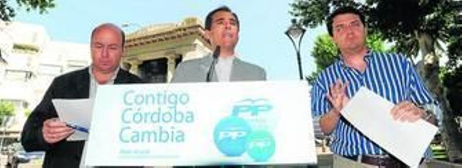 Rafael Navas, José Antonio Nieto y José María Bellido, ante la Pérgola del Duque de Rivas.
