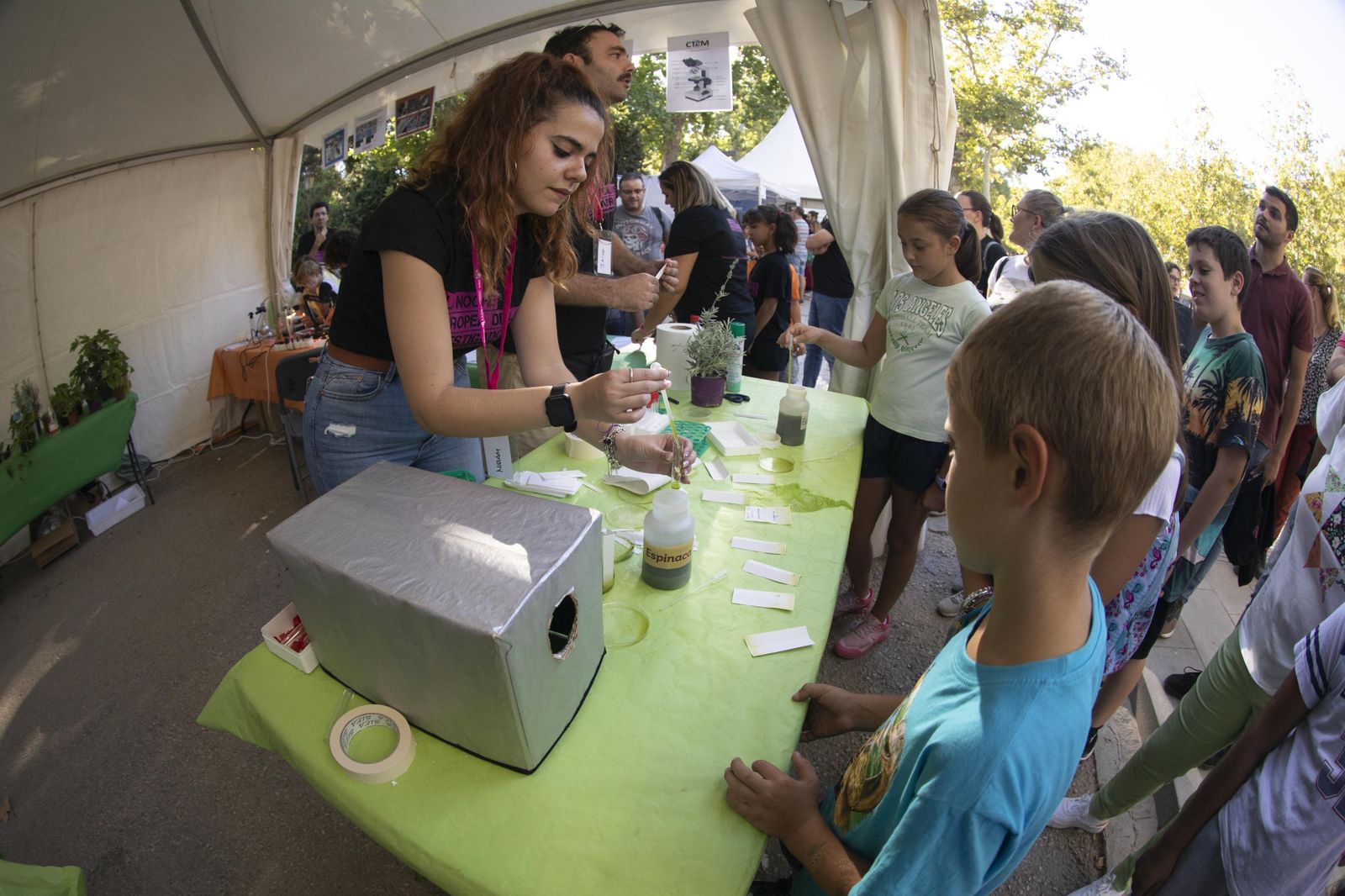 Así ha sido la Noche de los investigadores en Granada