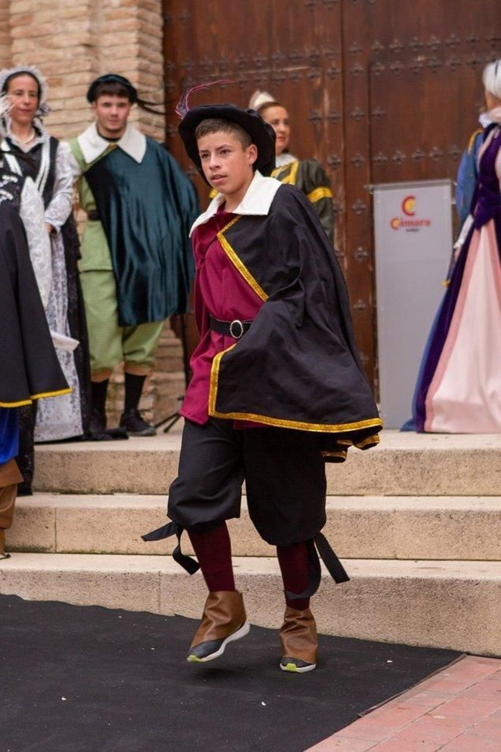 Desfile de los trajes renacentistas confeccionados por mujeres de Cazalilla.