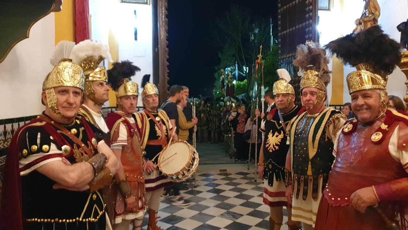 Lunes Santo en Castro del Río: La ofrenda floral de las escoltas romanas, en fotografías