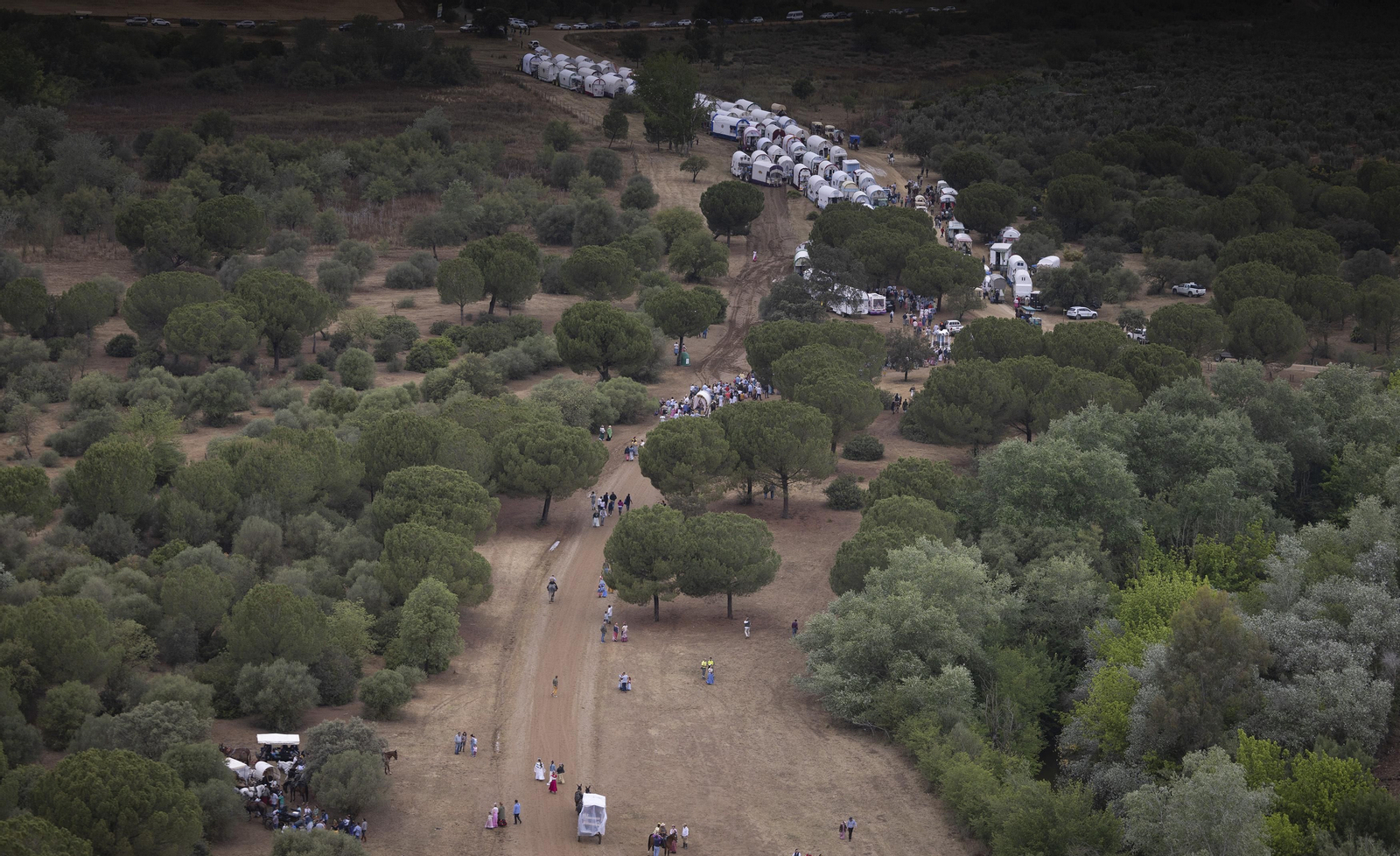 Las impresionantes fotos del camino del Rocío, desde el helicóptero de la Guardia Civil