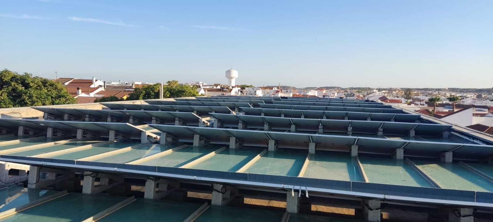 Paneles solares en la cubierta del edificio de la Piscina Municipal de Lepe