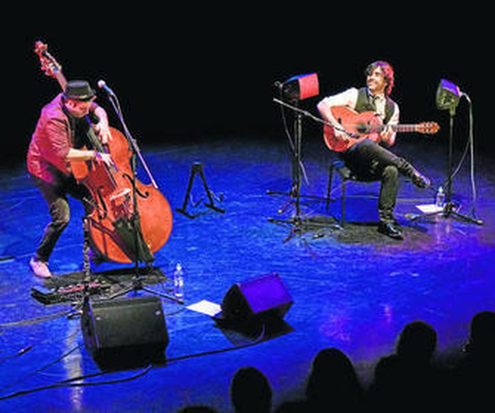 El contrabajista israelí Adan Ben Ezra y el guitarrista malagueño Daniel Casares, durante su actuación en Londres.