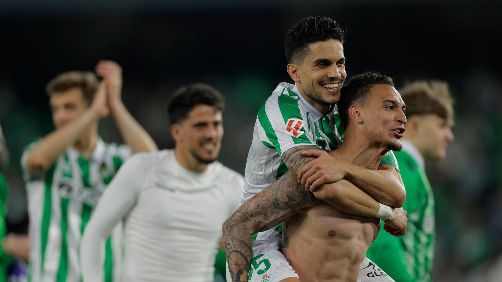 Antony festeja junto con Bartra el triunfo en el derbi frente al Sevilla.