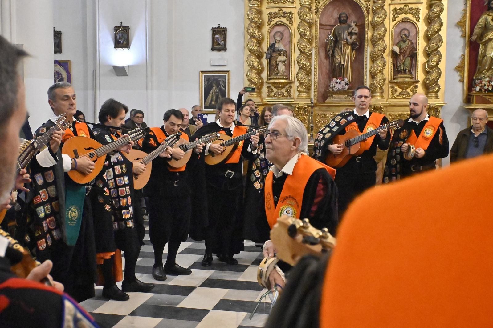 Imágenes de la tradicional tuna de empresariales tocando en el monumento de la Inmaculada