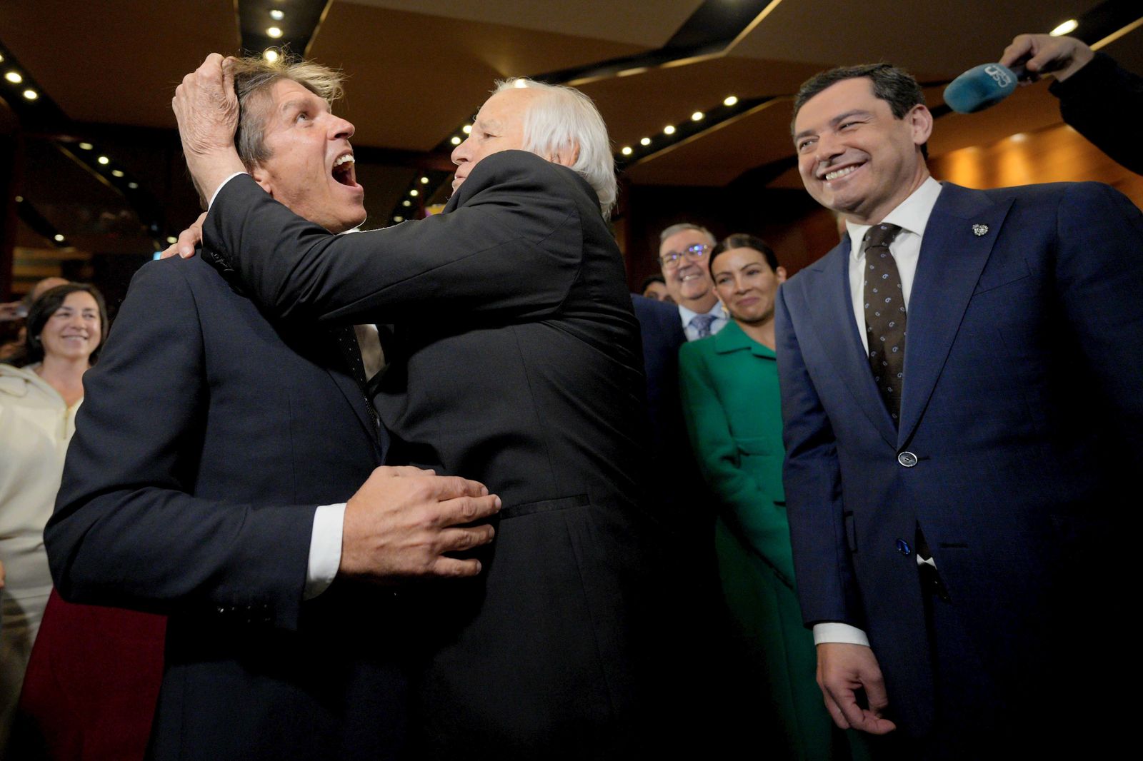 En el abrazo con su padre hace unos días, con el tirón de pelos que le dio