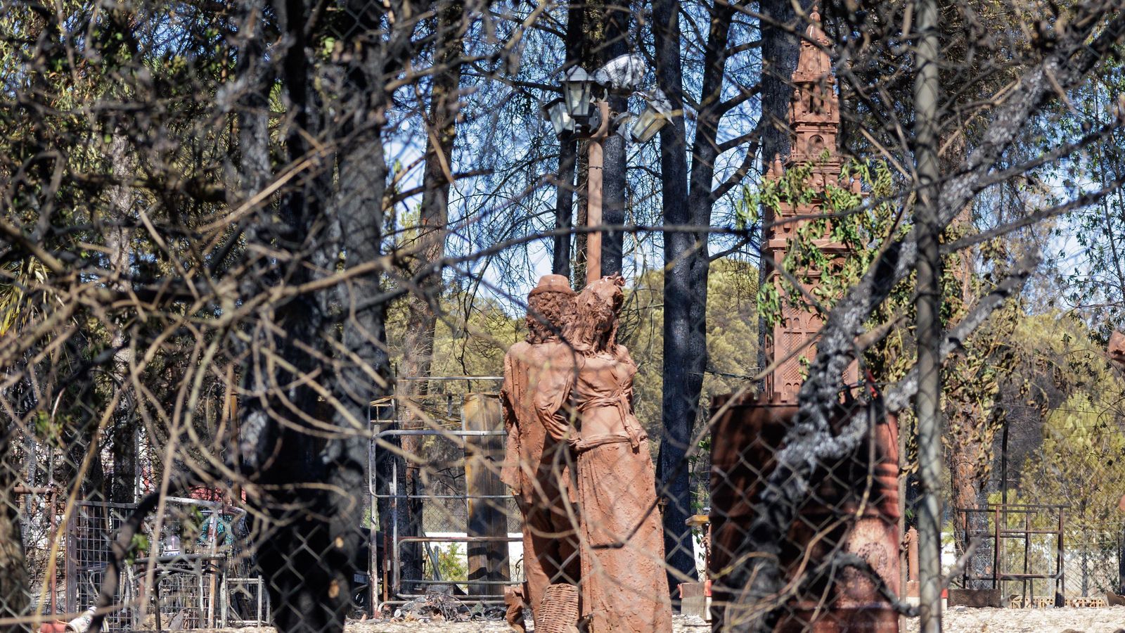 Esculturas afectas también por el fuego.