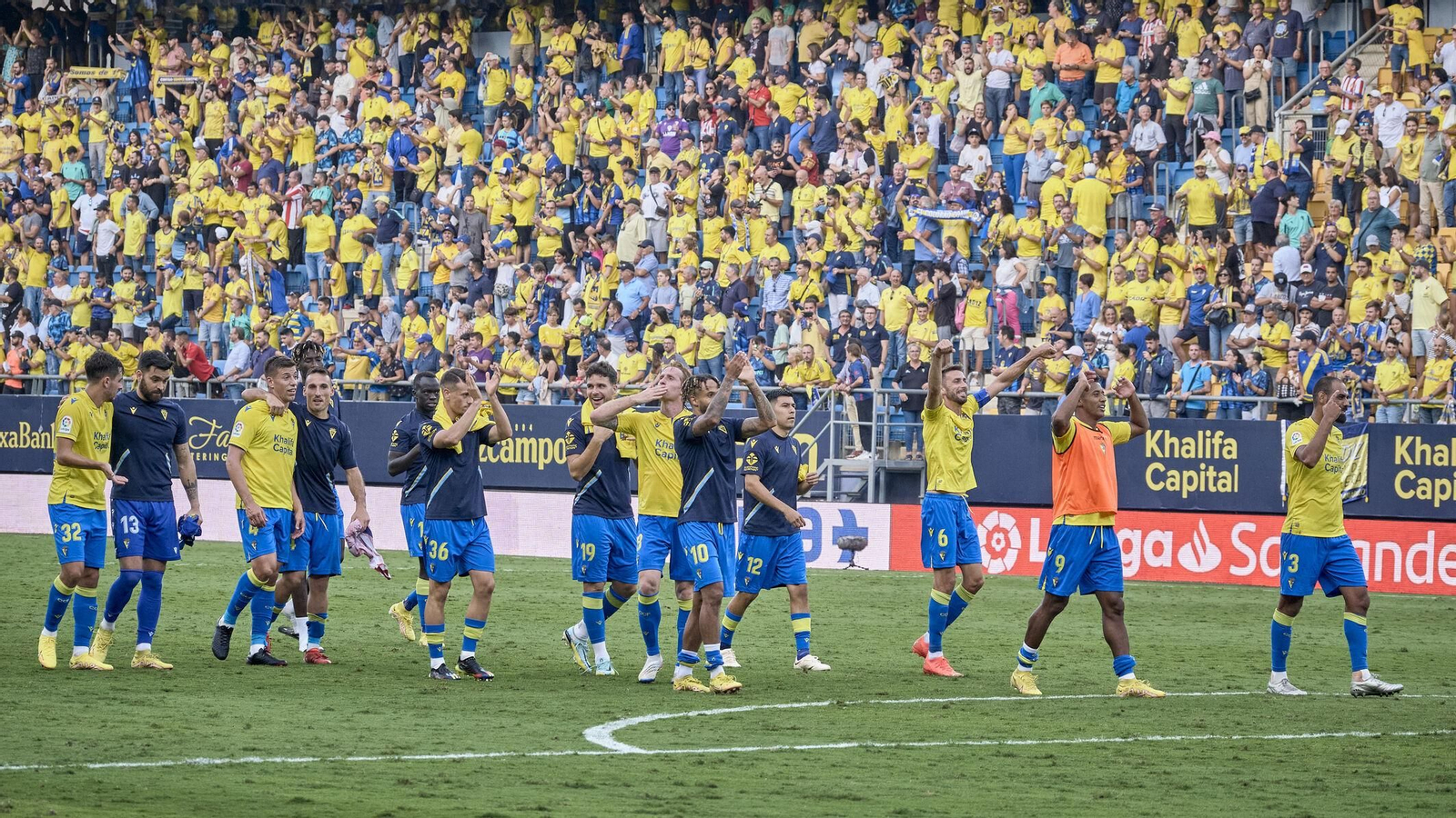 Los jugadores del Cádiz saludan a la afición tras un partido en casa