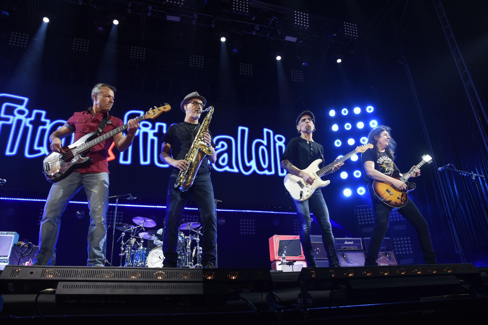 Alejandro Climent (bajo), Javier Alzola (saxo) y Carlos Raya (guitarra) flanquean a Fito en Córdoba.