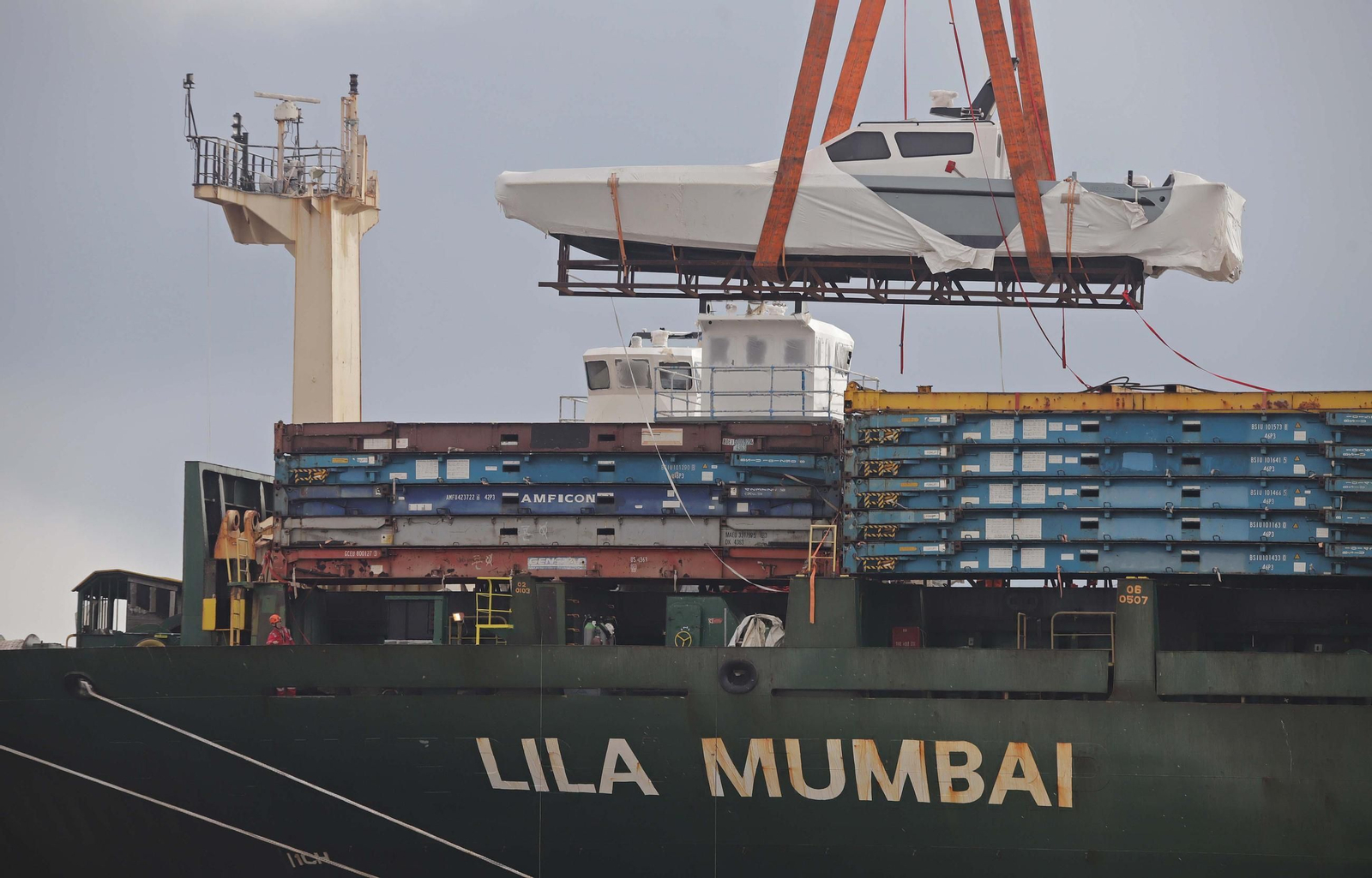 Descarga de una de las embarcaciones del buque Lila Mumbai en el Puerto de Algeciras