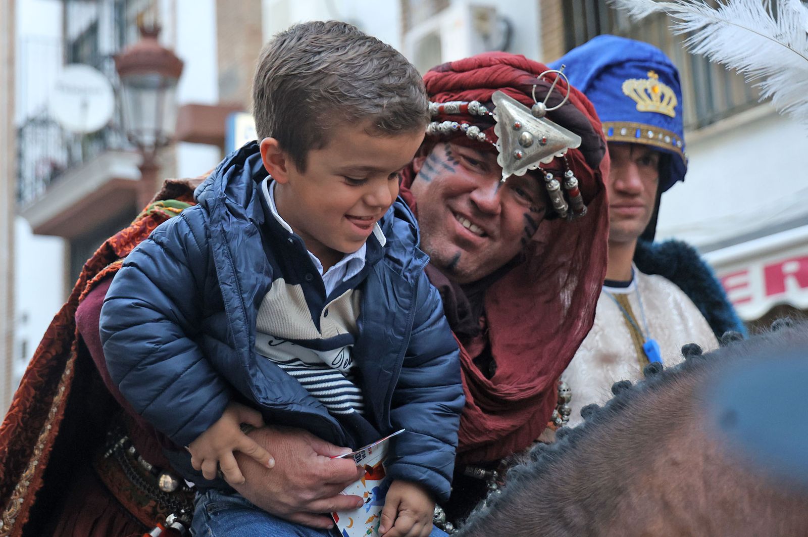 Imágenes del Heraldo Real anunciando la llegada de los Reyes Magos a Huelva