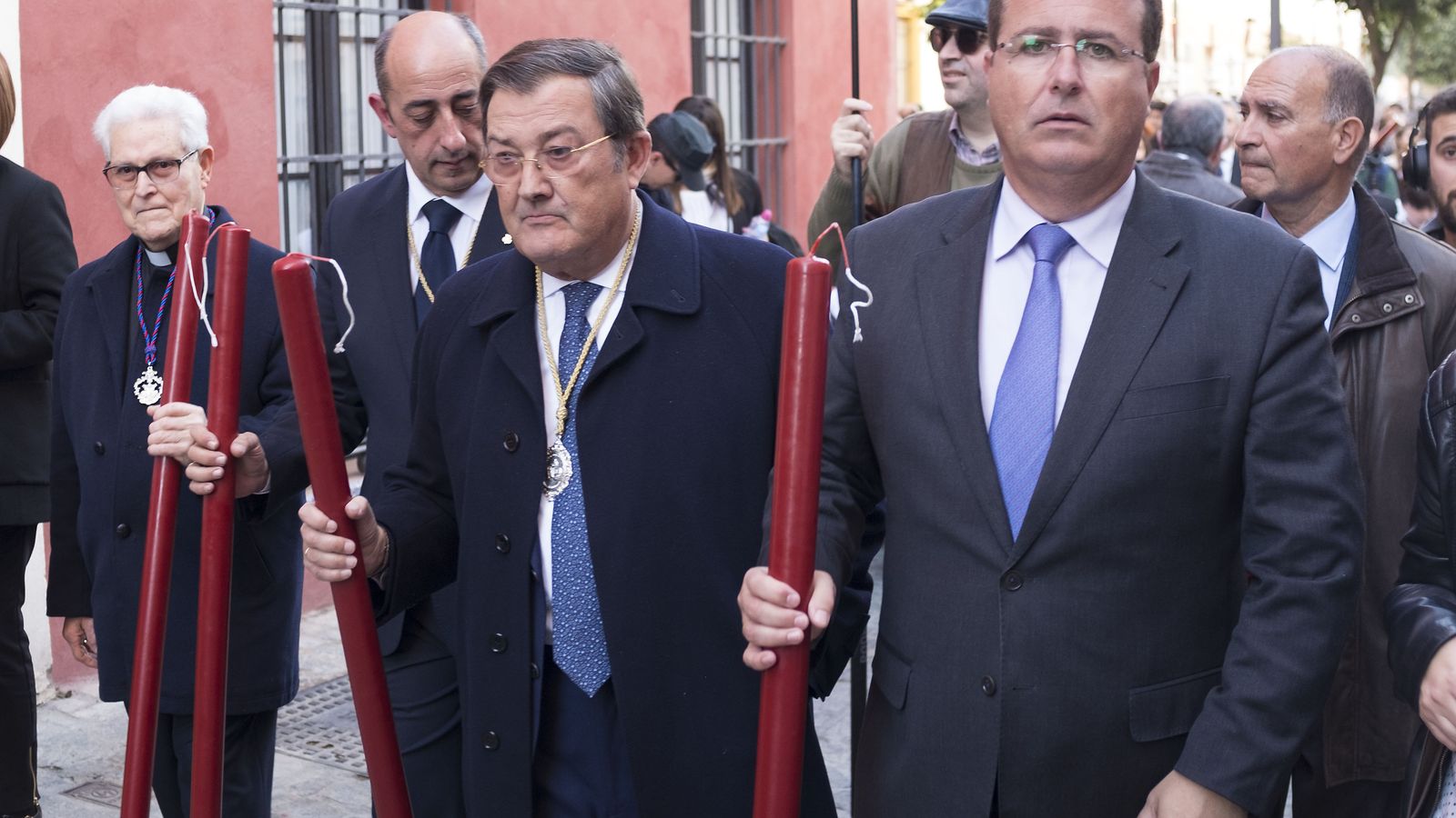 Sainz de la Maza, en el centro, durante el vía crucis de las cofradías de 2018.