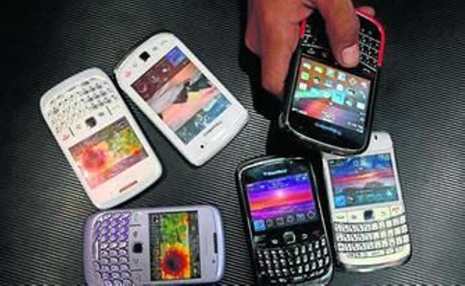 Imagen de varios teléfonos Blackberry.