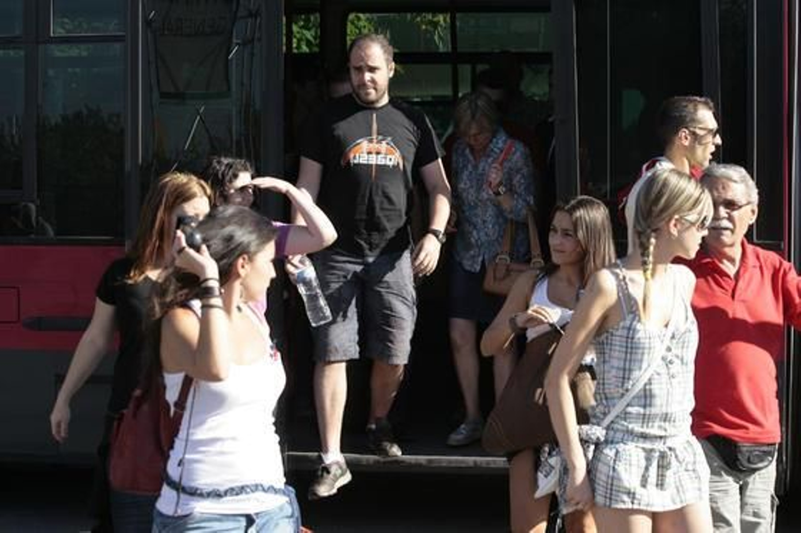 Los fans de U2 llegan a Sevilla.

Foto: Juan Carlos Muñoz