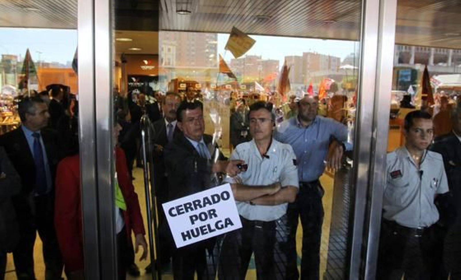Los manifestantes se concentran en la puerta de El Corte Inglés.

Foto: Migue Fernández