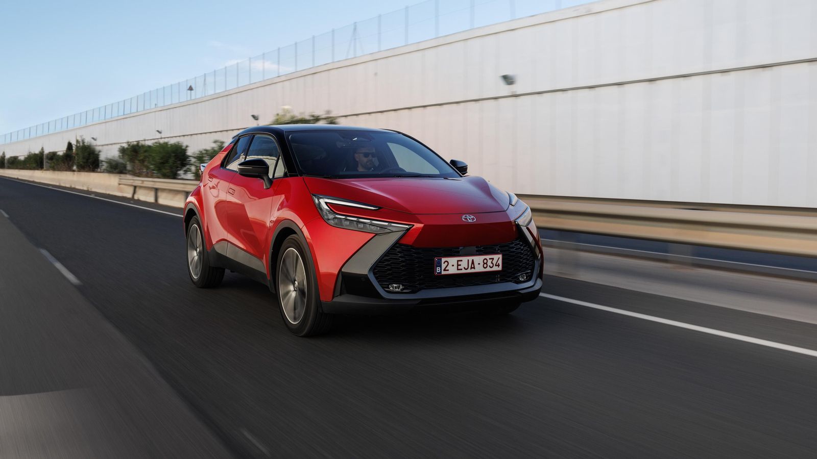 Toyota ha sido, con Seat, la marca que ha colocado a dos de sus modelos en el top ten de ventas de 2023. Junto al Corolla, en tercera posición del ránking, sitúo al C-HR en séptima.