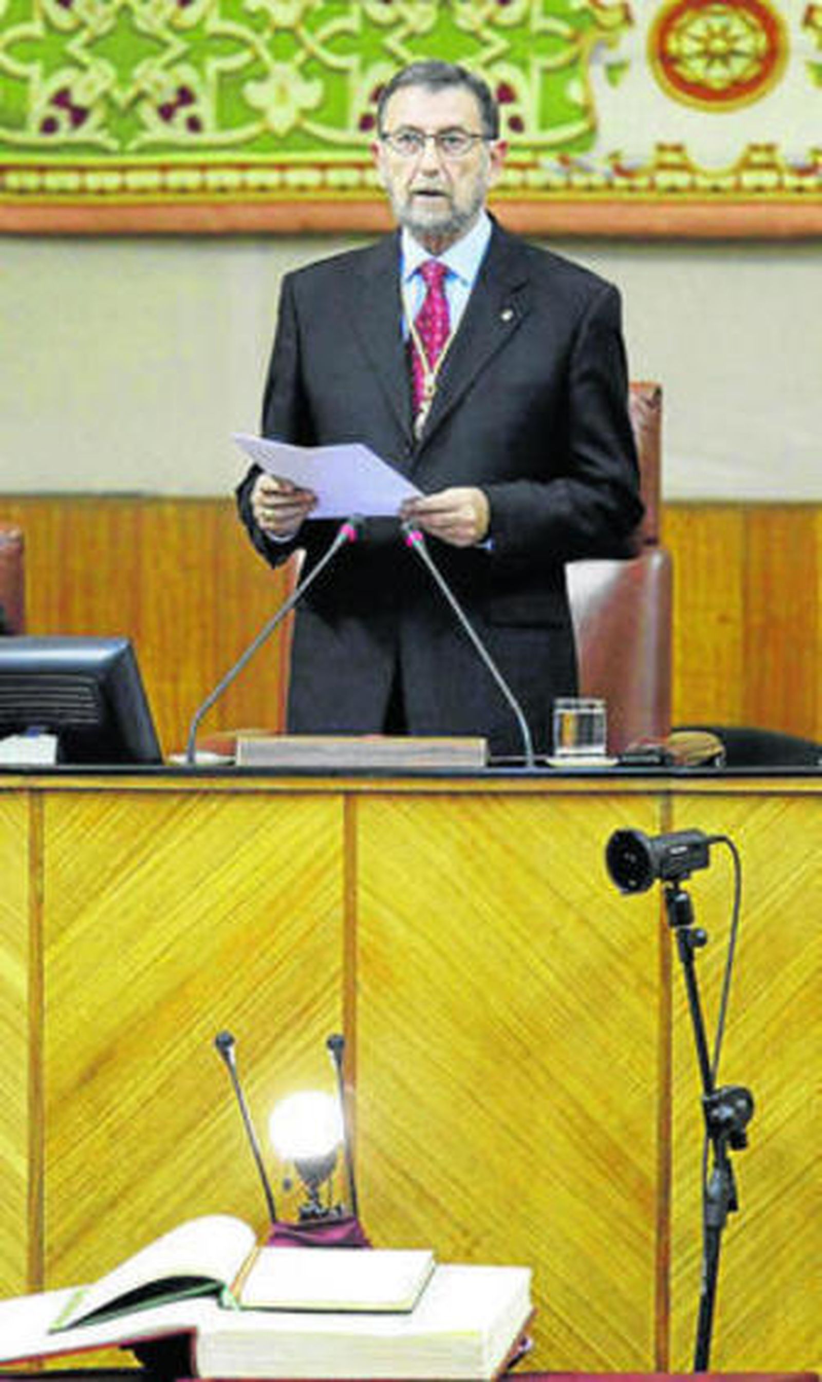 Manuel Gracia en la toma de posesión de la Presidencia del Parlamento.