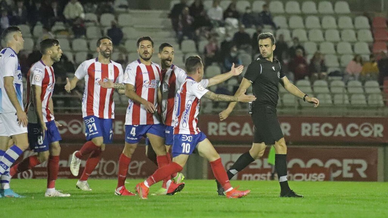 García Gómez recibe las protestas de jugadores del Algeciras.