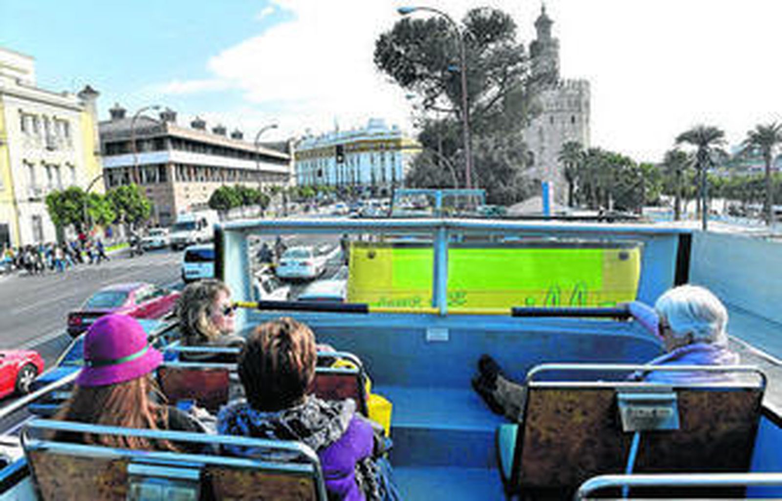Parte superior de uno de los autobuses de Sevirama a su paso por la Torre del Oro.